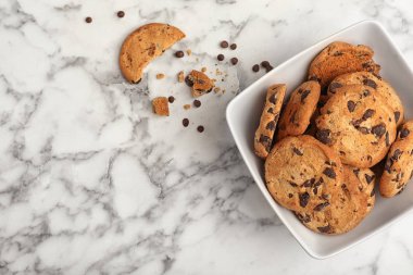 Çikolatalı kurabiye ve mermer zemin, üstten görünüm üzerine metin için yer ile kase