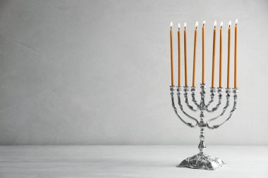 Hanukkah menorah ışık arka plan karşı masada