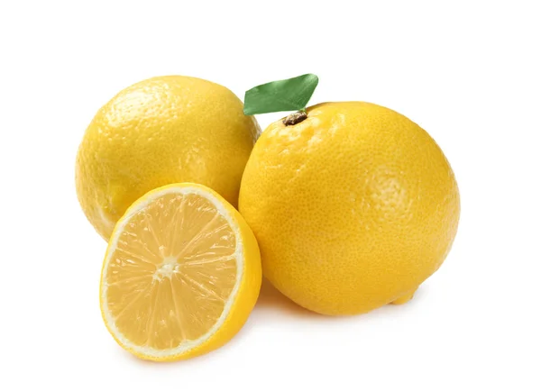 Спелые Целые Нарезанные Лимоны Белом Фоне — стоковое фото