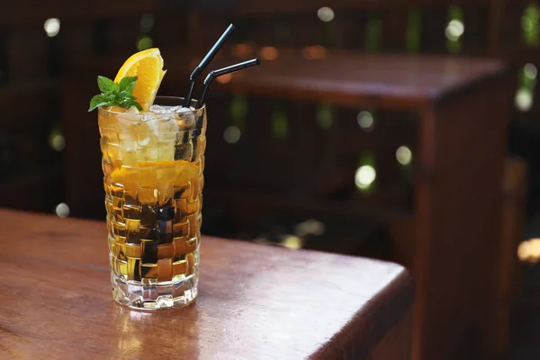 Heerlijke Cocktail Met Ijs Tafel Glas Staaf — Stockfoto