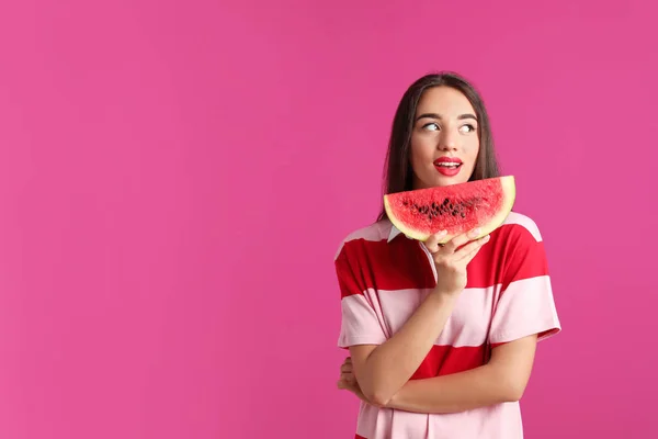Schöne Junge Frau Posiert Mit Wassermelone Farbe Hintergrund — Stockfoto