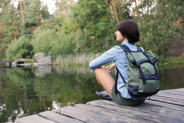 Giovane Donna Sul Molo Legno Vicino Lago Campeggi Stagione — Foto Stock