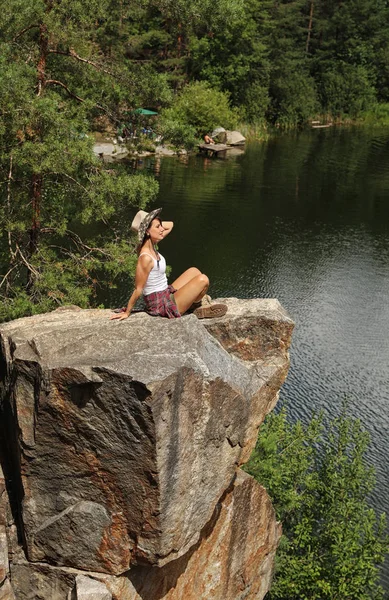 Jovem Mulher Montanha Rochosa Perto Lago Temporada Acampamento — Fotografia de Stock