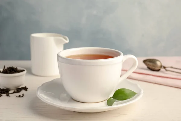 Csésze Aljjal Asztalon Finom Tea — Stock Fotó