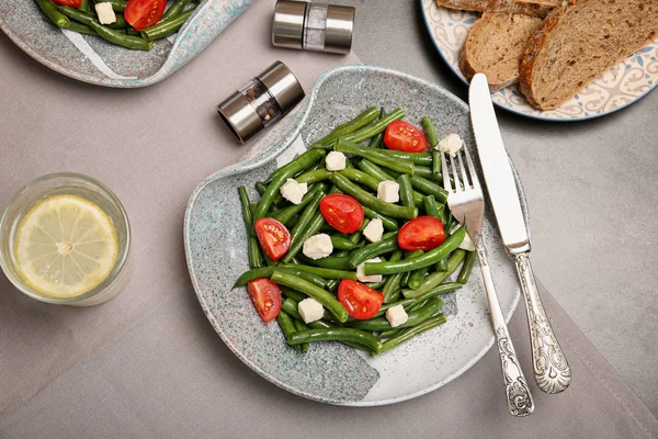 Assiette Avec Savoureux Haricots Verts Tomates Fromage Sur Table Vue — Photo