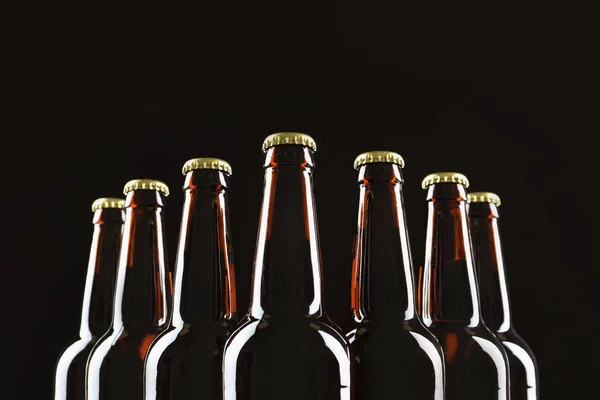 Πολλά Μπουκάλια Της Μπύρας Σκούρο Φόντο — Φωτογραφία Αρχείου