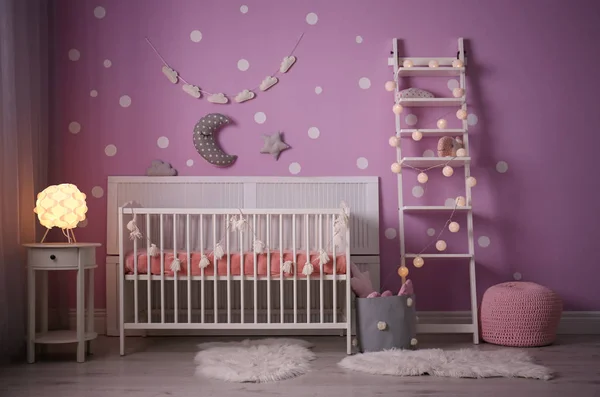 色の壁の近くのベビーベッドで赤ちゃんルーム インテリア — ストック写真