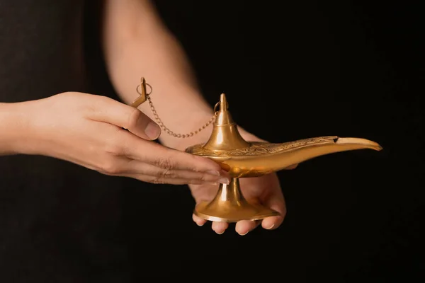 Vrouw Wrijven Magische Aladdin Lamp Zwarte Achtergrond Close — Stockfoto