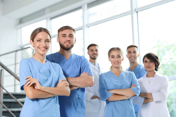 Команда врачей в форме на рабочем месте
