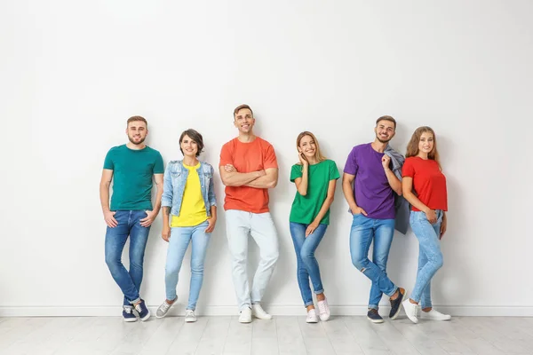 Grupo Jóvenes Jeans Camisetas Colores Cerca Pared Luz — Foto de Stock