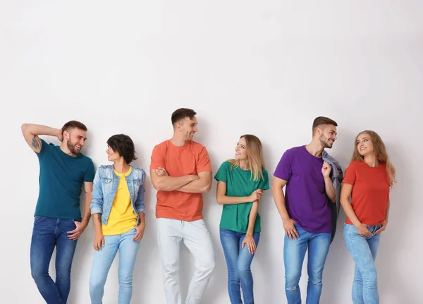 Grupo Jóvenes Jeans Camisetas Colores Sobre Fondo Claro —  Fotos de Stock