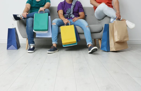 Groupe Jeunes Hommes Avec Des Sacs Provisions Assis Sur Canapé — Photo