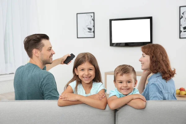 自宅の部屋でテレビを見ている家族 — ストック写真