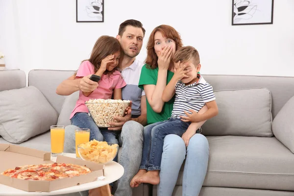 Familie Schaut Fernsehen Mit Popcorn Zimmer — Stockfoto