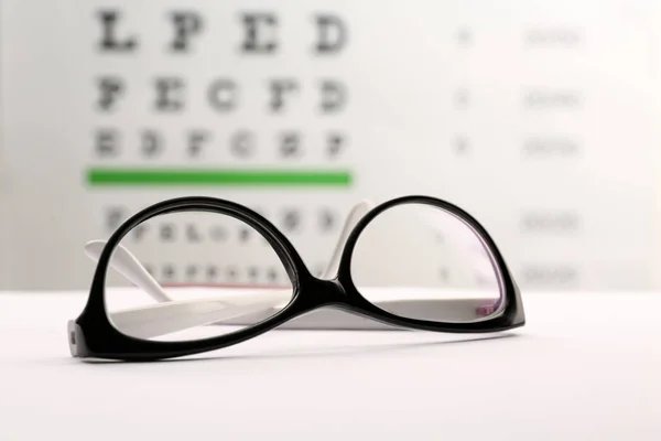 Gafas Con Lentes Correctoras Mesa Contra Carta Ojos — Foto de Stock