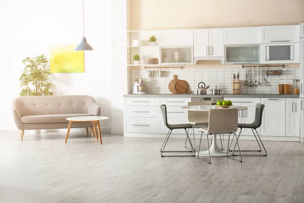 キッチン家具とソファがスタイリッシュなアパートメント インテリア — ストック写真