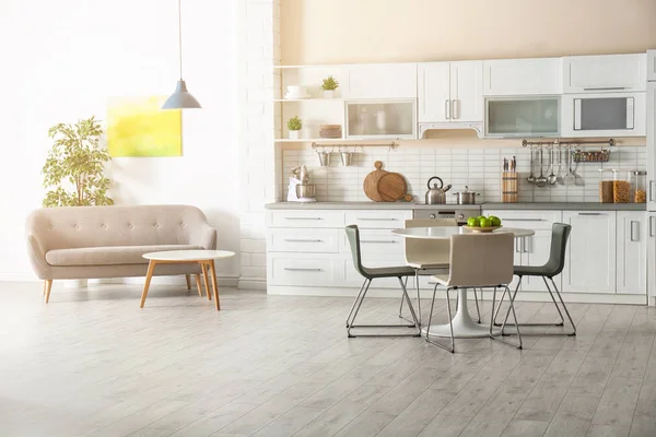 Élégant Appartement Intérieur Avec Mobilier Cuisine Canapé — Photo