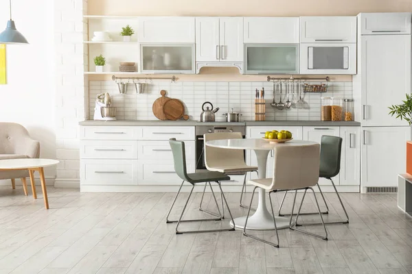 Elegante Cocina Interior Con Mesa Comedor Sillas — Foto de Stock