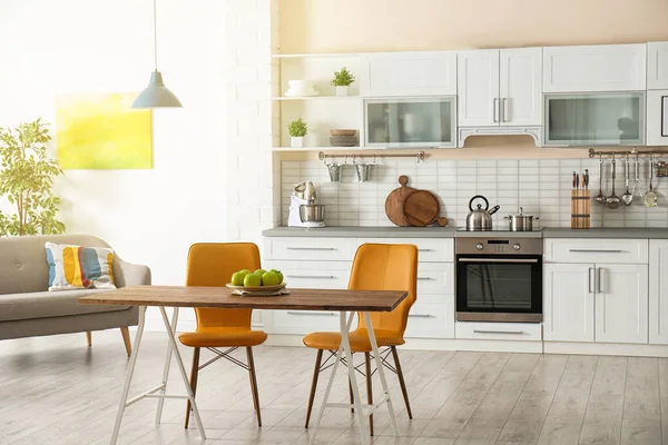 キッチン家具とソファがスタイリッシュなアパートメント インテリア — ストック写真