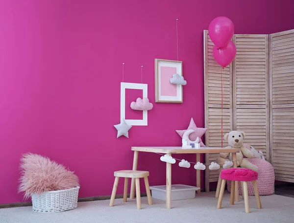 Modernes Interieur Des Kinderspielzimmers Mit Tisch Stühlen Und Spielzeug — Stockfoto