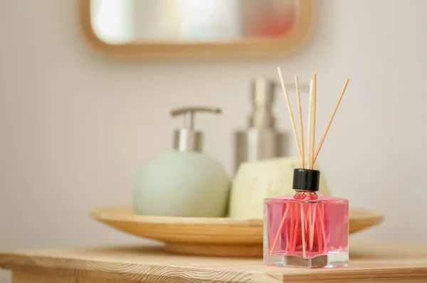 室内桌上的芳香芦苇空气清新剂和洗浴用品 — 图库照片