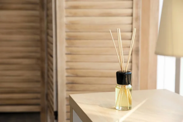 Aromatische Schilfrohr Lufterfrischer Auf Dem Tisch Innenräumen — Stockfoto