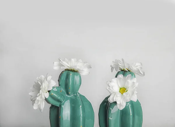 Vasos Forma Cacto Moda Com Flores Contra Parede Leve Decoração — Fotografia de Stock