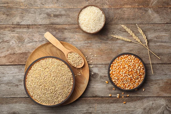 Composición Plana Con Diferentes Tipos Granos Cereales Sobre Fondo Madera —  Fotos de Stock