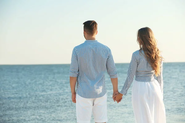 Feliz Jovem Casal Descansando Juntos Praia — Fotografia de Stock