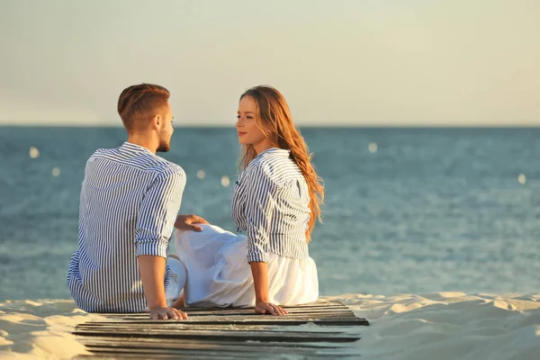 Gelukkige Jonge Paar Rusten Samen Het Strand — Stockfoto