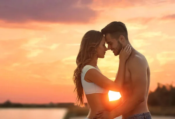 Glada Unga Par Strandkläder Utomhus Solnedgången — Stockfoto