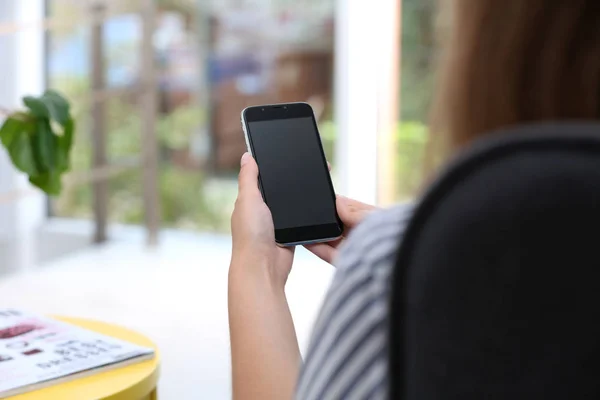 Donna Che Tiene Smartphone Con Schermo Bianco Sfondo Sfocato Mockup — Foto Stock