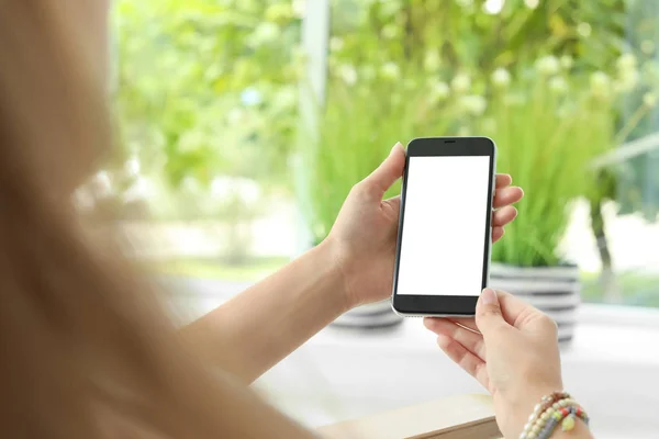 Donna Che Tiene Smartphone Con Schermo Bianco Sfondo Sfocato Mockup — Foto Stock