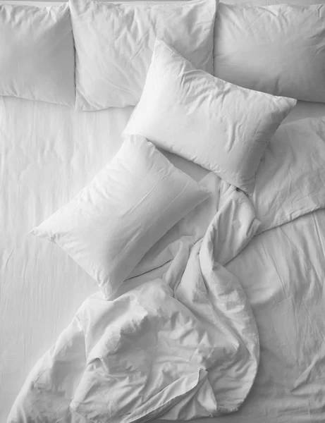 快適なベッドの上で柔らかい枕 トップビュー — ストック写真