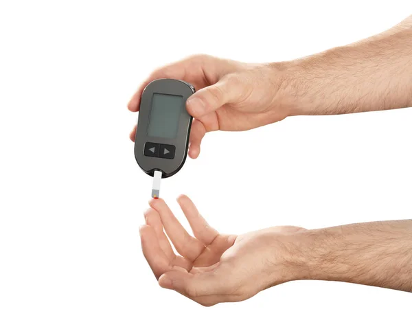 Мужчина Проверяет Уровень Сахара Крови Глюкометром Белом Фоне Тест Диабет — стоковое фото