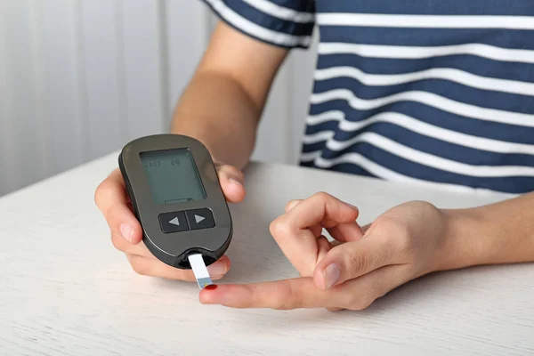 Mujer Comprobando Nivel Azúcar Sangre Con Glucosímetro Mesa Prueba Diabetes — Foto de Stock