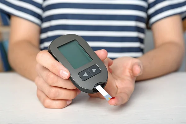 Mulher Verificando Nível Açúcar Sangue Com Glicosímetro Mesa Teste Diabetes — Fotografia de Stock