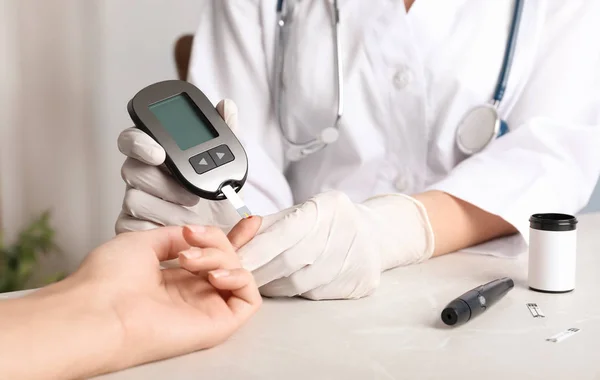 Lekarz Sprawdza Poziom Cukru Krwi Glukometrem Przy Stole Badanie Cukrzycę — Zdjęcie stockowe