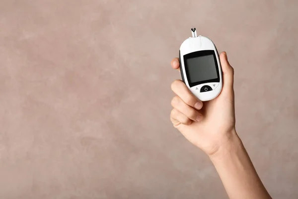 Mulher Segurando Glicosímetro Fundo Cor Teste Diabetes — Fotografia de Stock