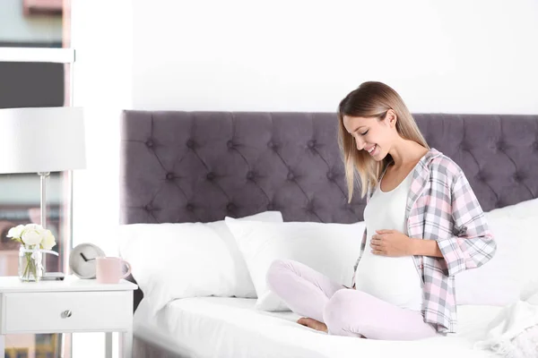 Ευτυχής Έγκυος Γυναίκα Που Κάθεται Στο Κρεβάτι Στο Σπίτι — Φωτογραφία Αρχείου