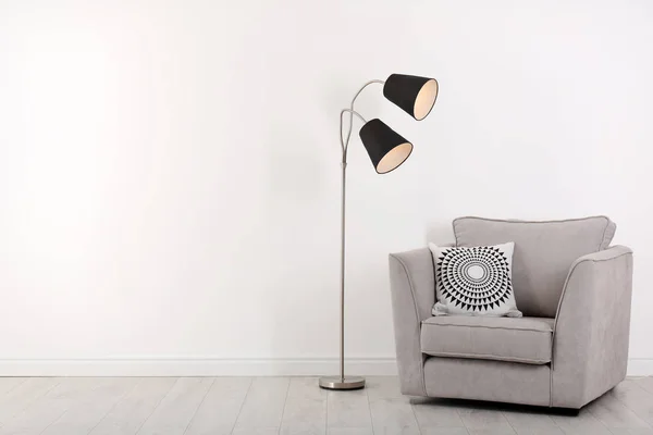 Pohodlné Křeslo Lampa Blízko Zdi Prostorem Pro Design Stylové Interiérové — Stock fotografie