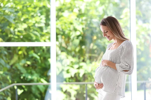 Mujer Embarazada Feliz Pie Cerca Ventana Casa — Foto de Stock