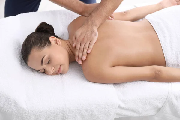 放松的妇女接受背部按摩在健康中心 — 图库照片