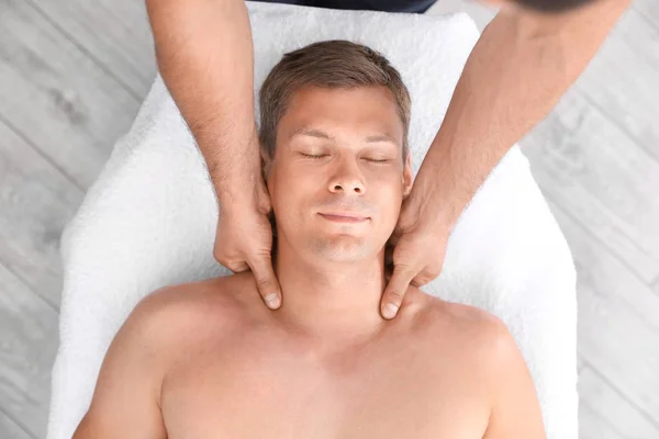Ontspannen Man Ontvangen Hoofd Massage Het Wellnesscentrum Bovenaanzicht — Stockfoto