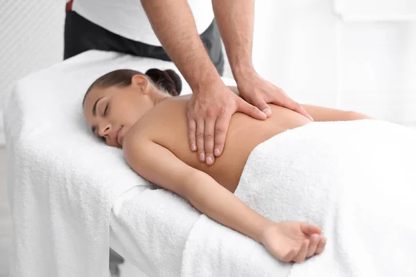 Entspannte Frau Erhält Rückenmassage Wellness Center — Stockfoto