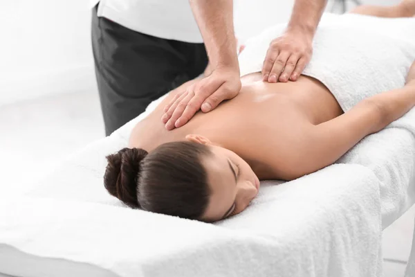 Entspannte Frau Erhält Rückenmassage Wellness Center — Stockfoto
