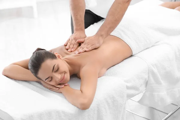 Mulher Relaxada Recebendo Massagem Nas Costas Centro Bem Estar — Fotografia de Stock
