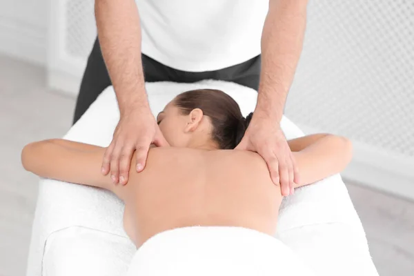 Ontspannen Vrouw Ontvangen Rug Massage Het Wellnesscentrum — Stockfoto