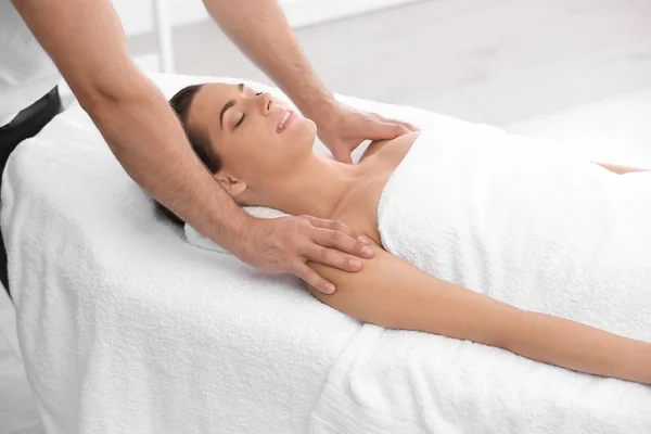 Relaxed Woman Receiving Shoulders Massage Wellness Center — Stock Photo, Image