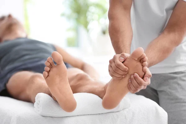 Jovem Recebendo Massagem Salão Close — Fotografia de Stock